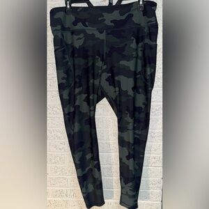 Old Navy Camo High-Rise Leggings in Dark Green and Black